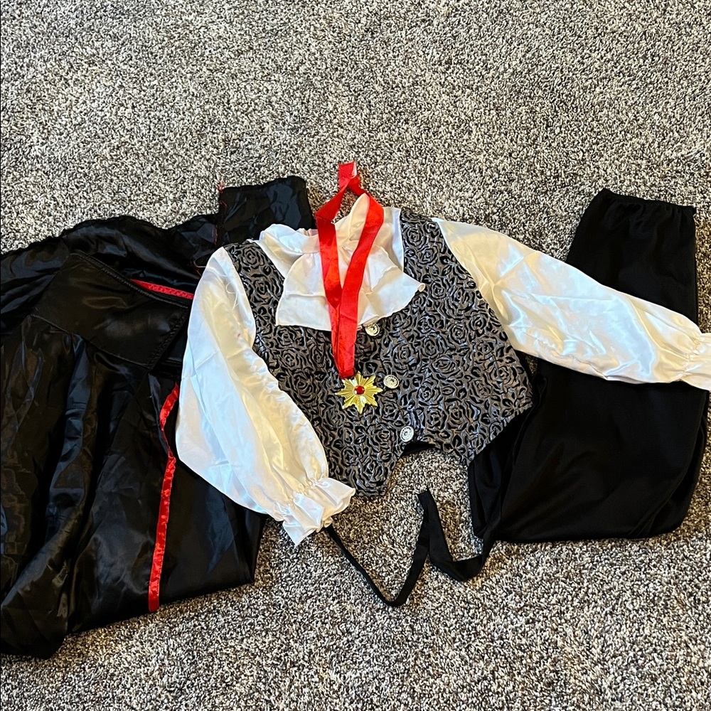 🎃Spirit Halloween Black and White Vampire Costume for Kids, Size Medium 8-10